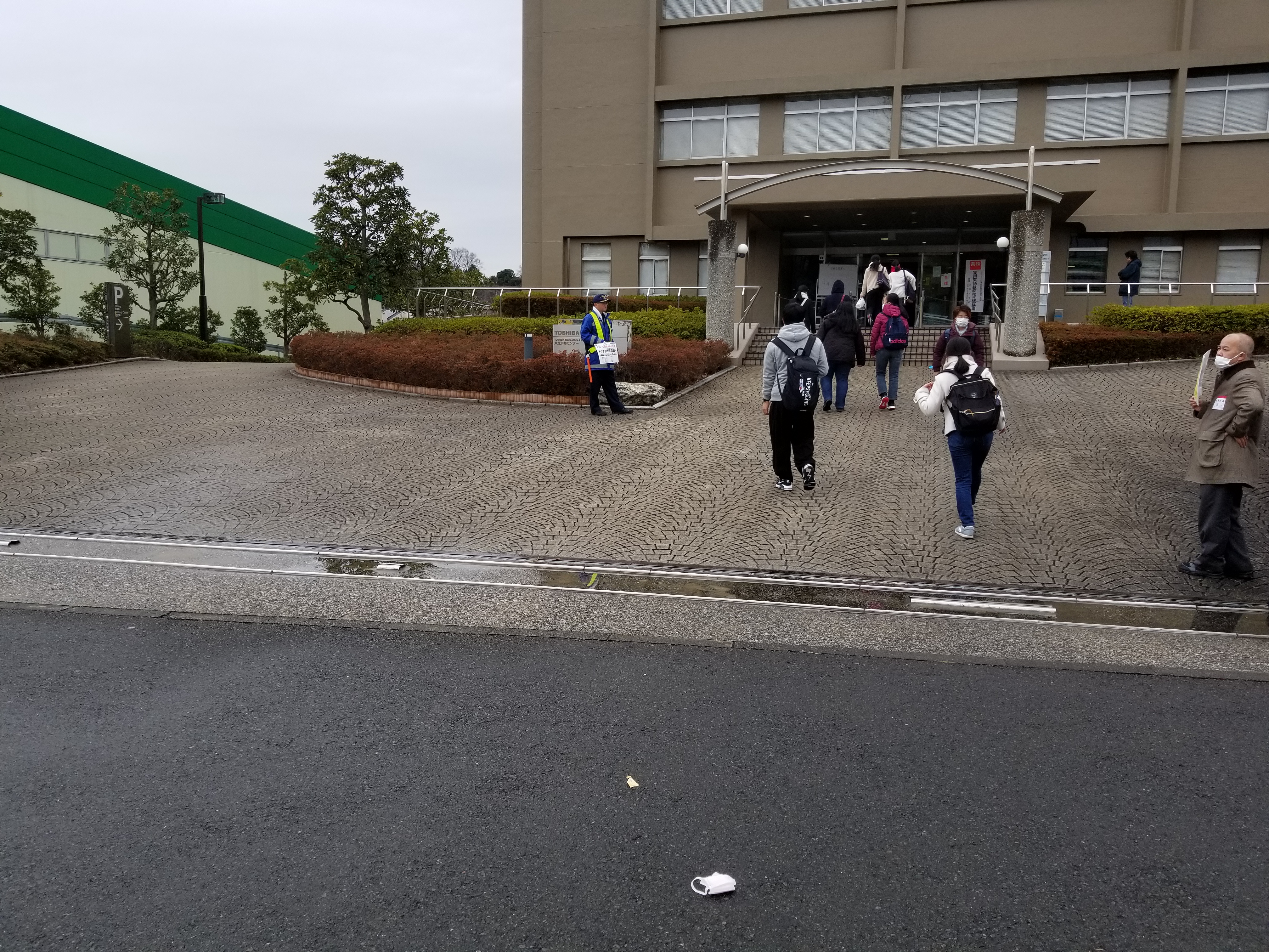 英語検定の試験会場にて警備しました。