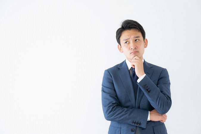 悩み顔の男性