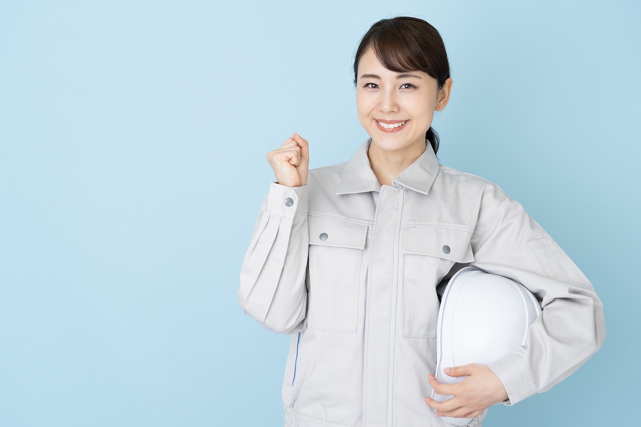 拳を握る女性