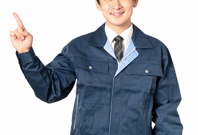 指を立てる男性