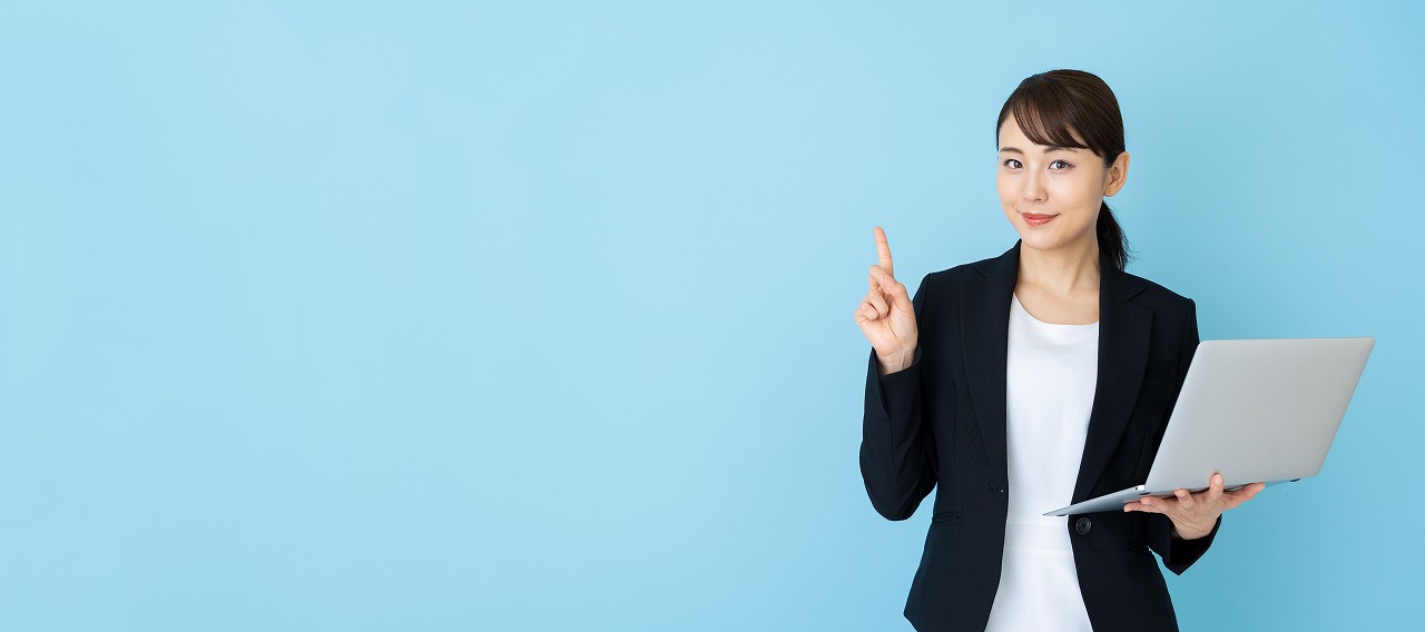 紹介する女性
