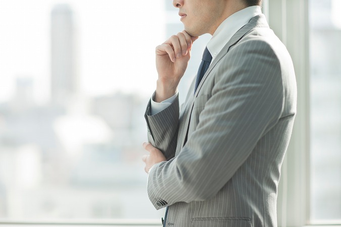 あごに手を当てる男性