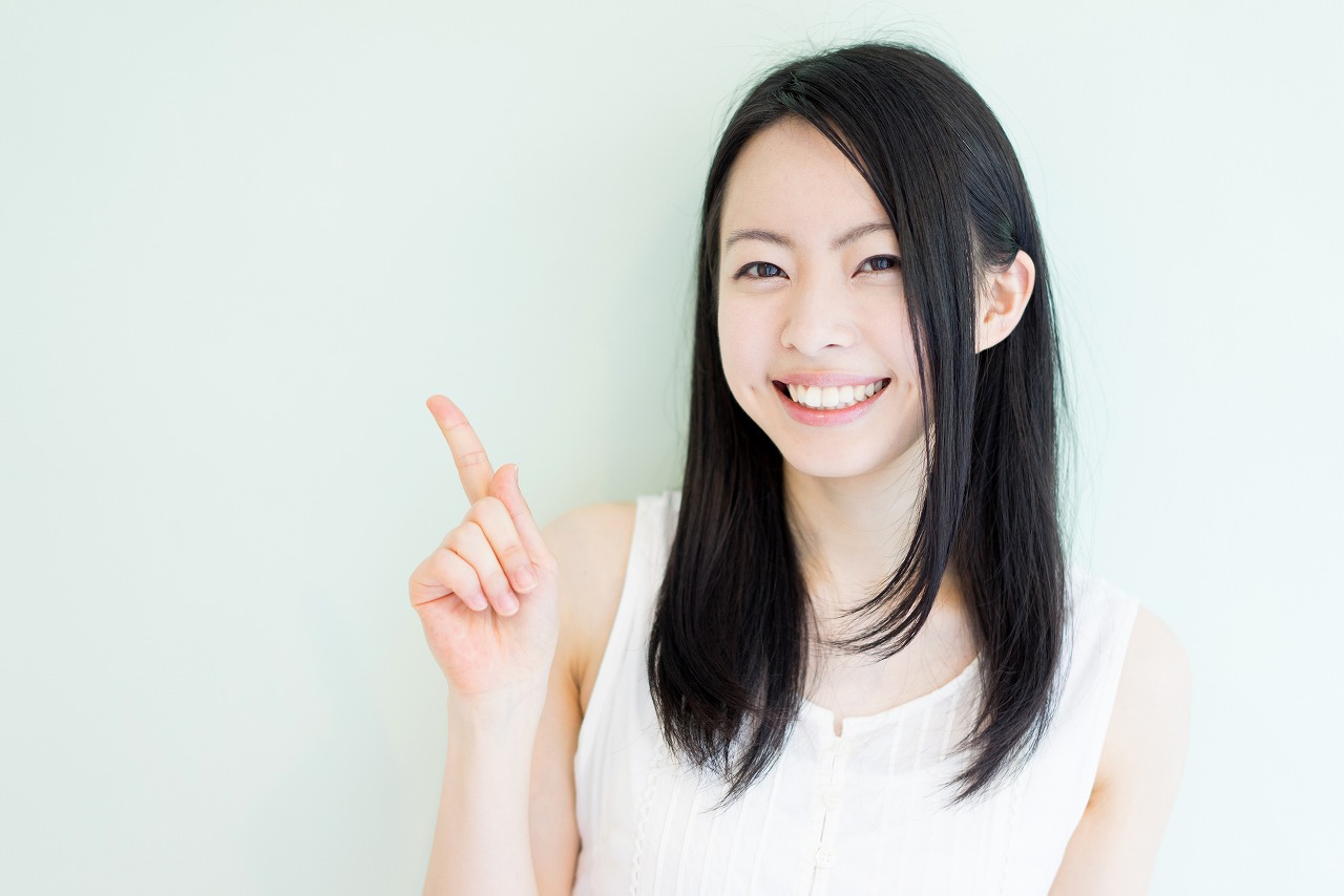 指を立てる女性