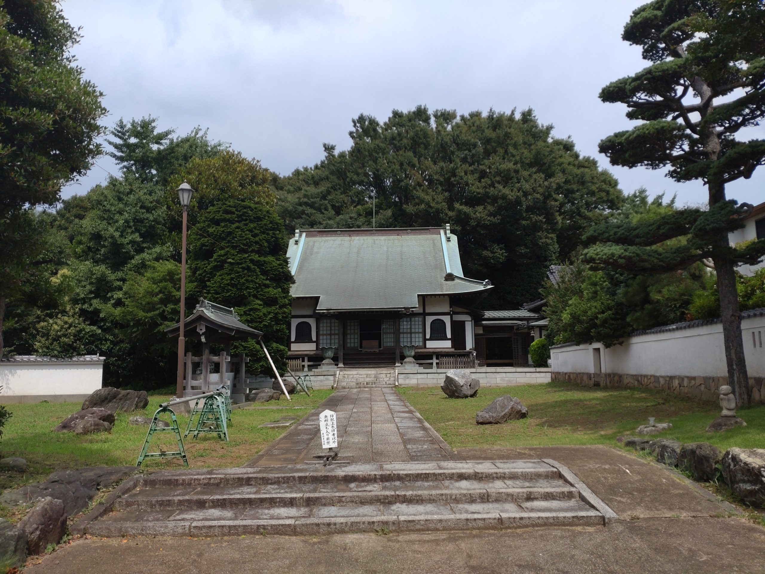 近所のお寺巡りが趣味になってしまった自分が大丈夫なのだろうか？と自問する日々。