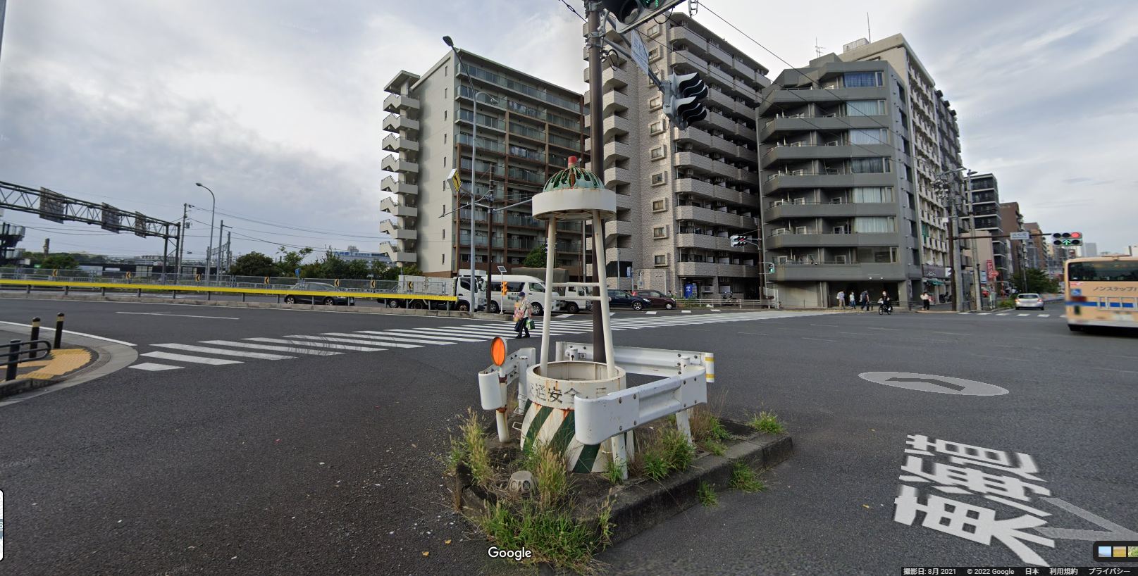 ずっと気になってた交差点の構造物の正体がわかった！
